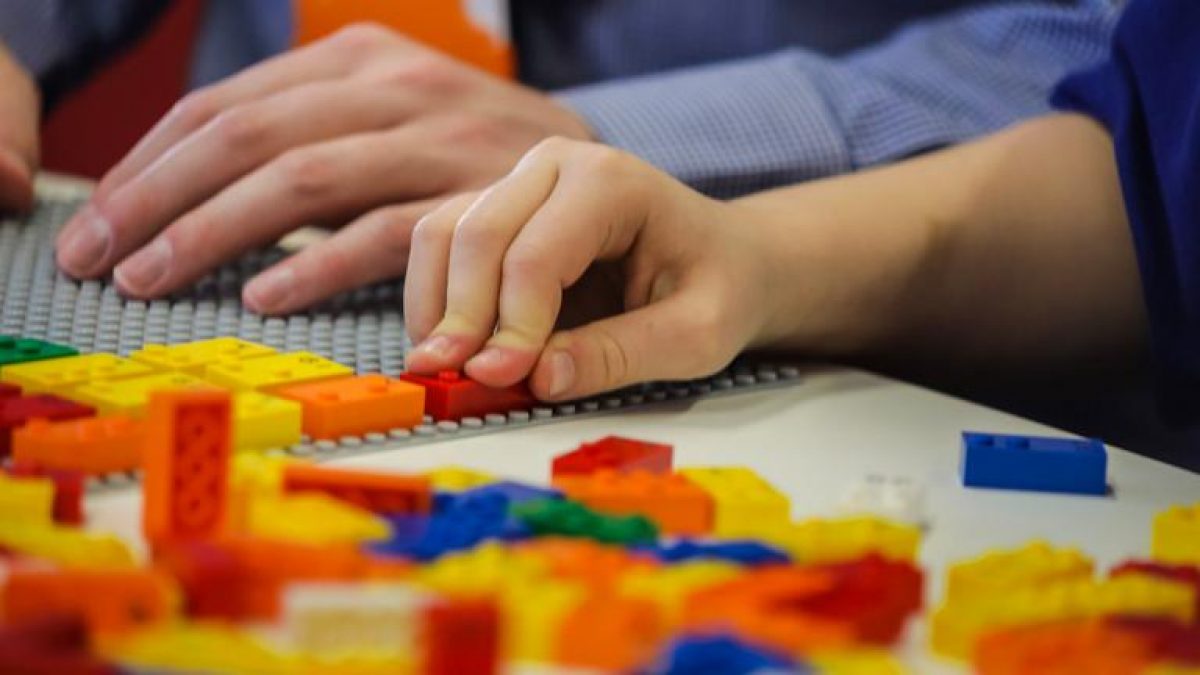 Η Lego λανσάρει τη σειρά Braille Bricks για τυφλά ή μερικής όρασης παιδιά!
