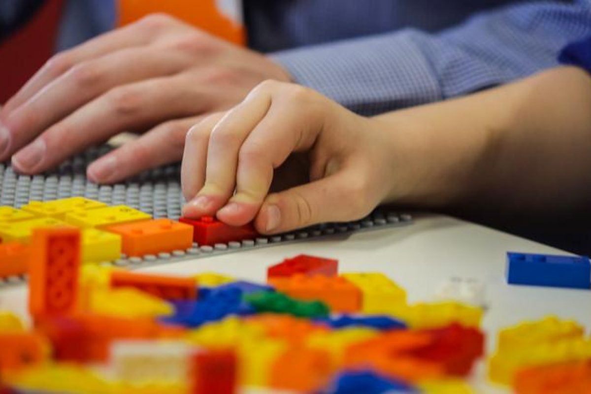 Η Lego λανσάρει τη σειρά Braille Bricks για τυφλά ή μερικής όρασης παιδιά!