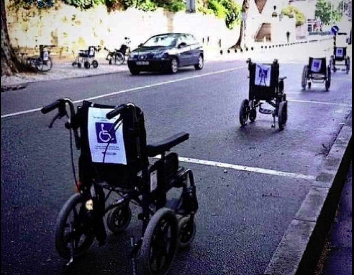 «Έλα στη θέση μου”, λένε τα άτομα με αναπηρία και παρκάρουν τα αμαξίδια τους σε θέσεις…parking!
