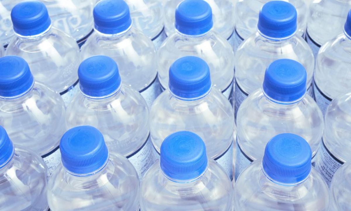 Έρευνα σοκ για το εμφιαλωμένο νερό από πλαστικά μπουκάλια