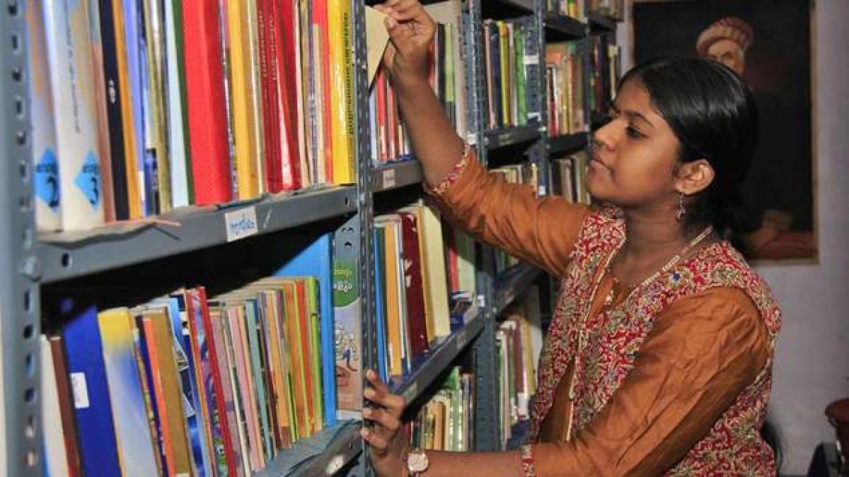 12χρονη Ινδή δημιούργησε μια ελεύθερη βιβλιοθήκη για άπορα παιδιά. Η νεότερη βιβλιοθηκάριος