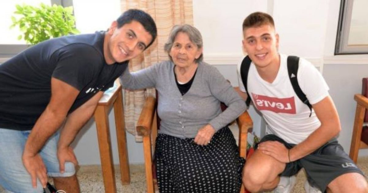 Έλληνες μαθητές «υιοθετούν» ηλικιωμένους από γηροκομεία: Η σχολική δράση πρότυπο που συγκινεί