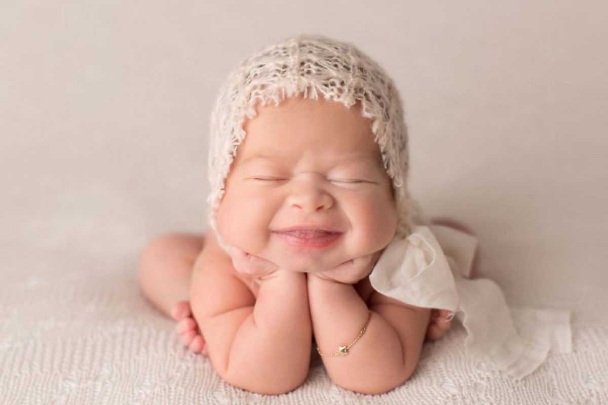 Δείτε τις πιο γλυκές εικόνες νεογέννητων μωρών που χαμογελούν στον ύπνο τους… να γιατί το κάνουν