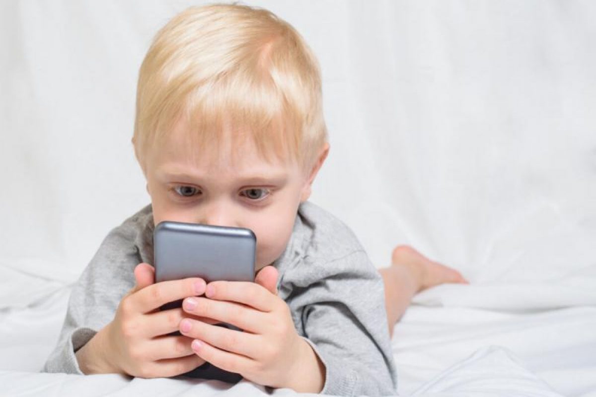 Παιδί: Ο χρόνος μπροστά σε οθόνη αλλάζει τον εγκέφαλο – Προκαλεί βλάβες