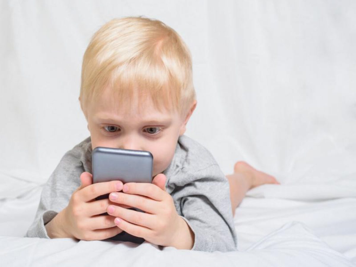 Παιδί: Ο χρόνος μπροστά σε οθόνη αλλάζει τον εγκέφαλο – Προκαλεί βλάβες