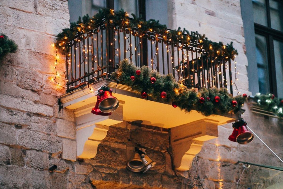 5 γιορταστικές ιδέες για να διακοσμήσεις το μπαλκόνι σου τα Χριστούγεννα!
