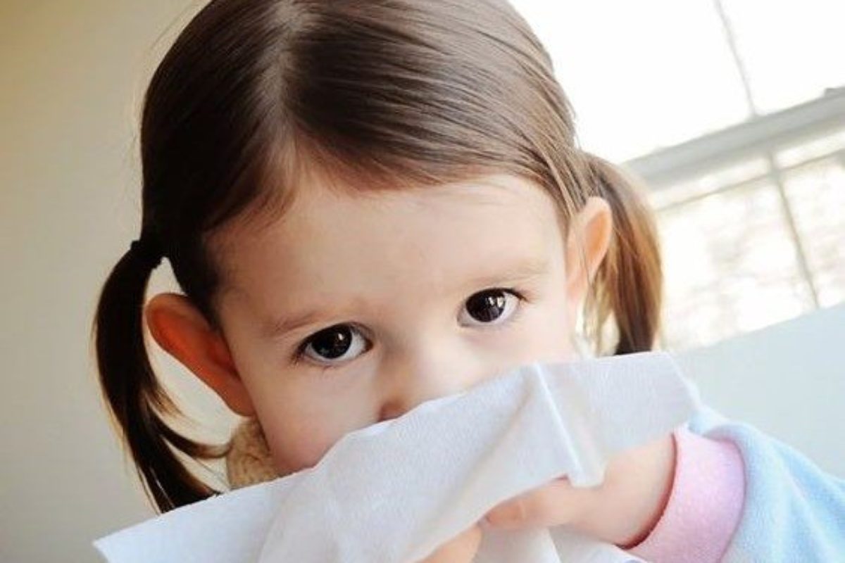Τι πρέπει να τρώει ένα παιδί όταν είναι κρυωμένο ή έχει ίωση? Υπάρχουν τροφές που ανεβάζουν ή ρίχνουν τον πυρετό?