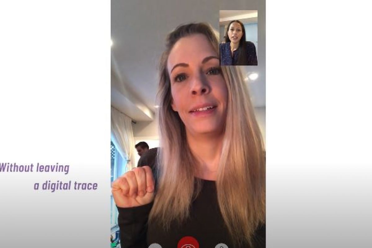 Η στιγμή που θύμα ενδοοικογενειακής βίας κάνει νόημα στη φίλη της μέσα από βιντεοκλήση (βίντεο)