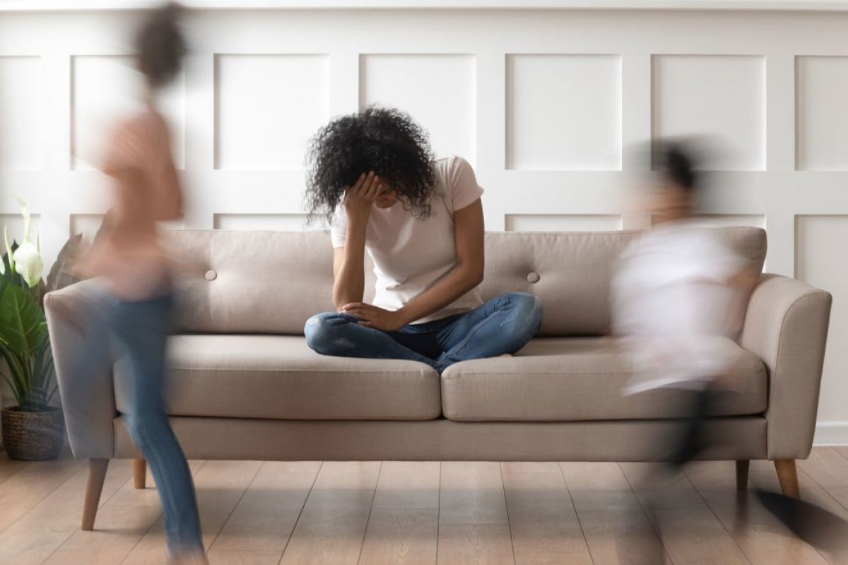 Το burnout των γονέων: τι συμβαίνει και δεν μπορώ να χαρώ με τα παιδιά μου;