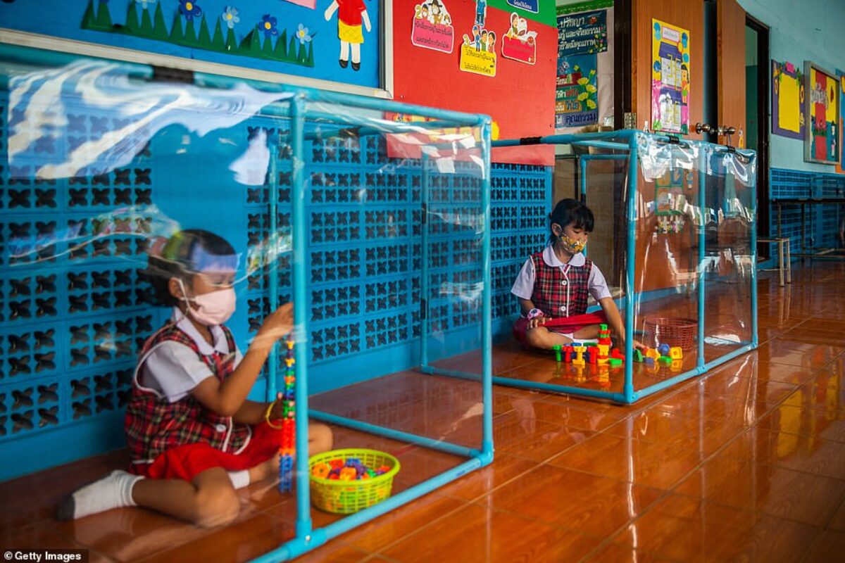 Σχολεία στην Ταϊλάνδη: Πλαστικά κουβούκλια και μάσκες στις τάξεις για να προστατεύονται από τον κορωνοϊό οι μαθητές