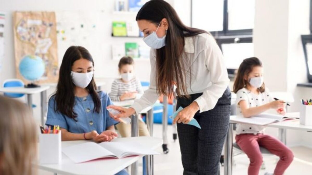 Άνοιγμα σχολείων: Πρώτο κουδούνι με μάσκες και αντισηπτικά – Οι οδηγίες για μαθητές, γονείς, εκπαιδευτικούς
