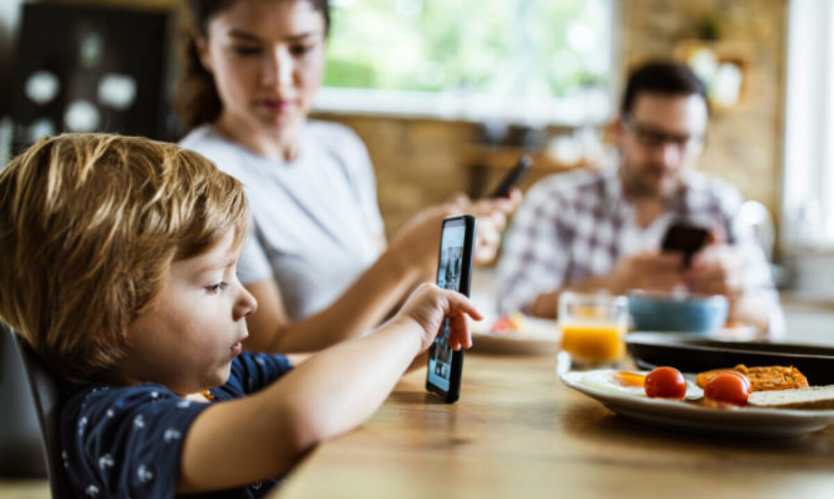 Τι να κάνεις ως γονιός για να μειώσει τον χρόνο στο κινητό τηλέφωνο το παιδί