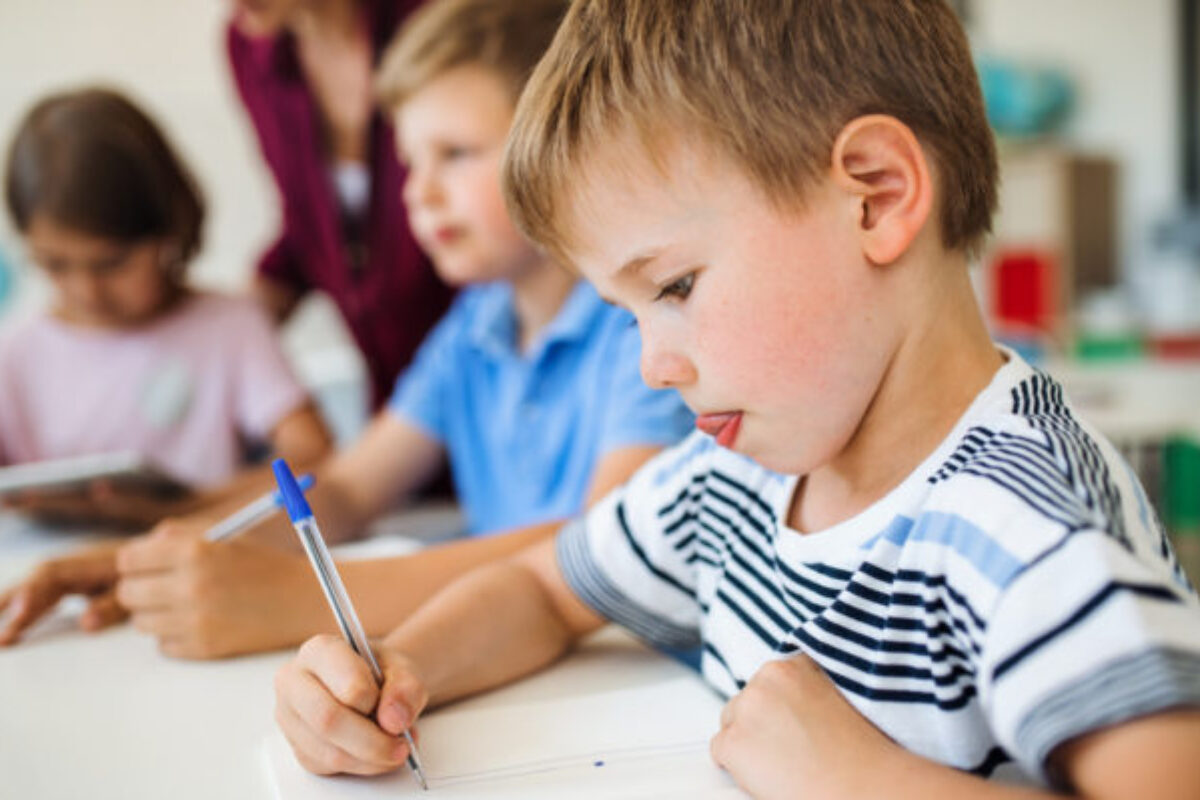 Το γράψιμο με το χέρι κάνει τα παιδιά εξυπνότερα