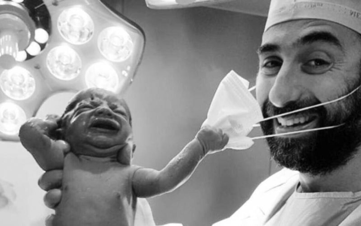 Η φωτογραφία του 2020: Μωράκι τραβά τη μάσκα του γιατρού! (ΦΩΤΟ)
