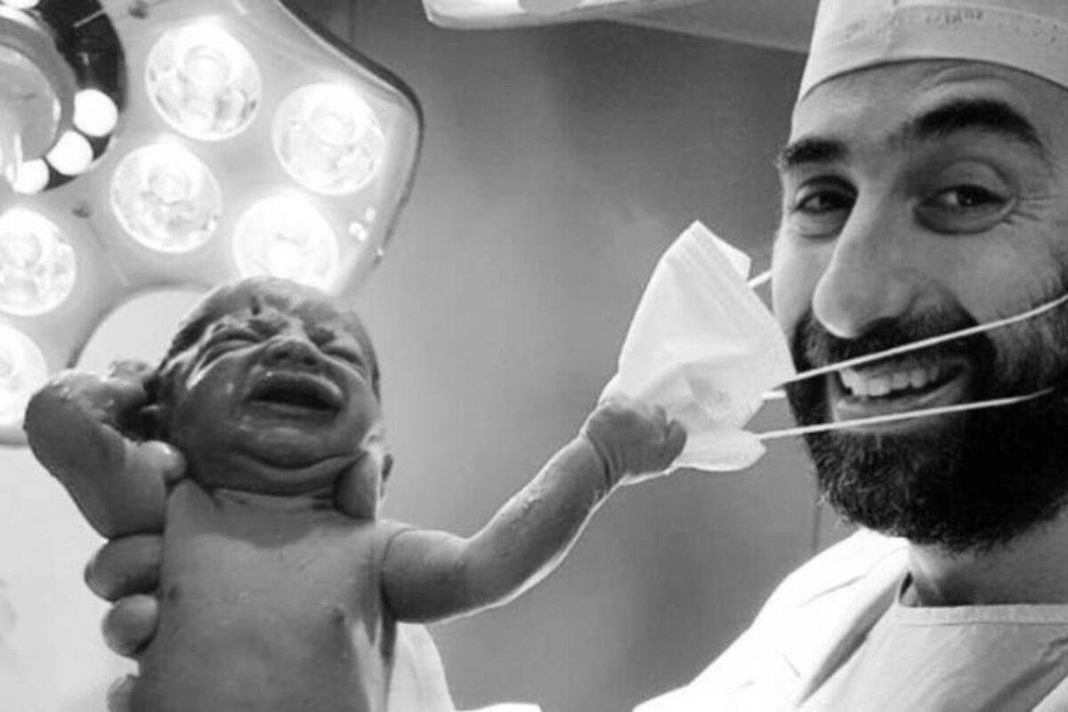 Η φωτογραφία του 2020: Μωράκι τραβά τη μάσκα του γιατρού! (ΦΩΤΟ)