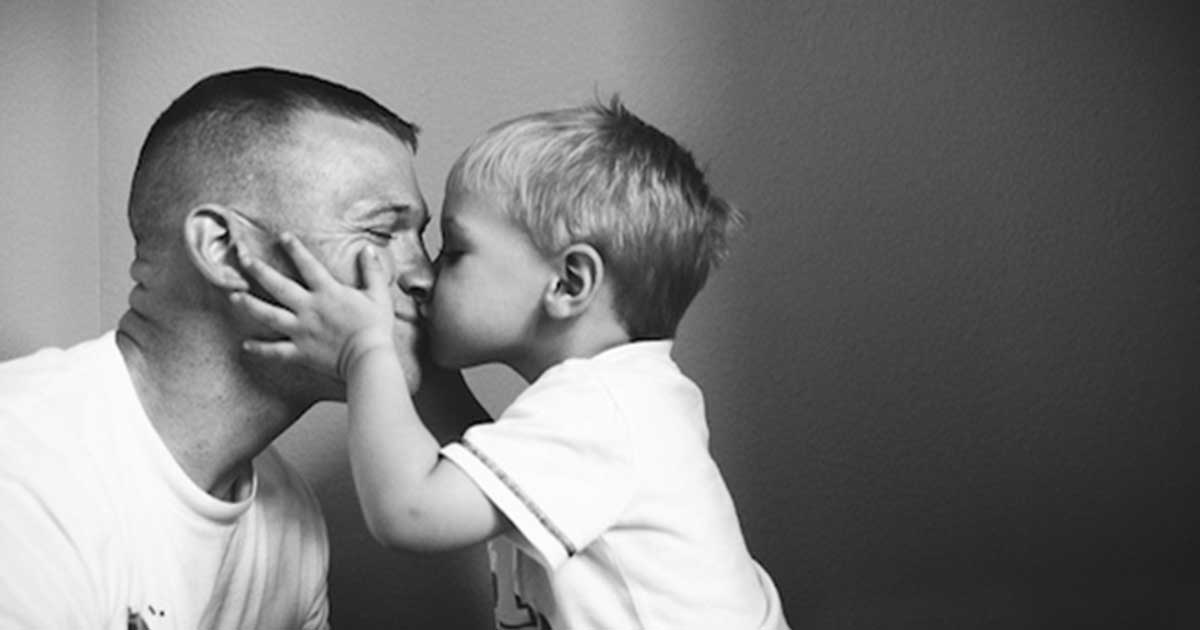 Yo father bongacam photo. Поцелуй папу. Отец целует сына. Отец и сын стрижка.