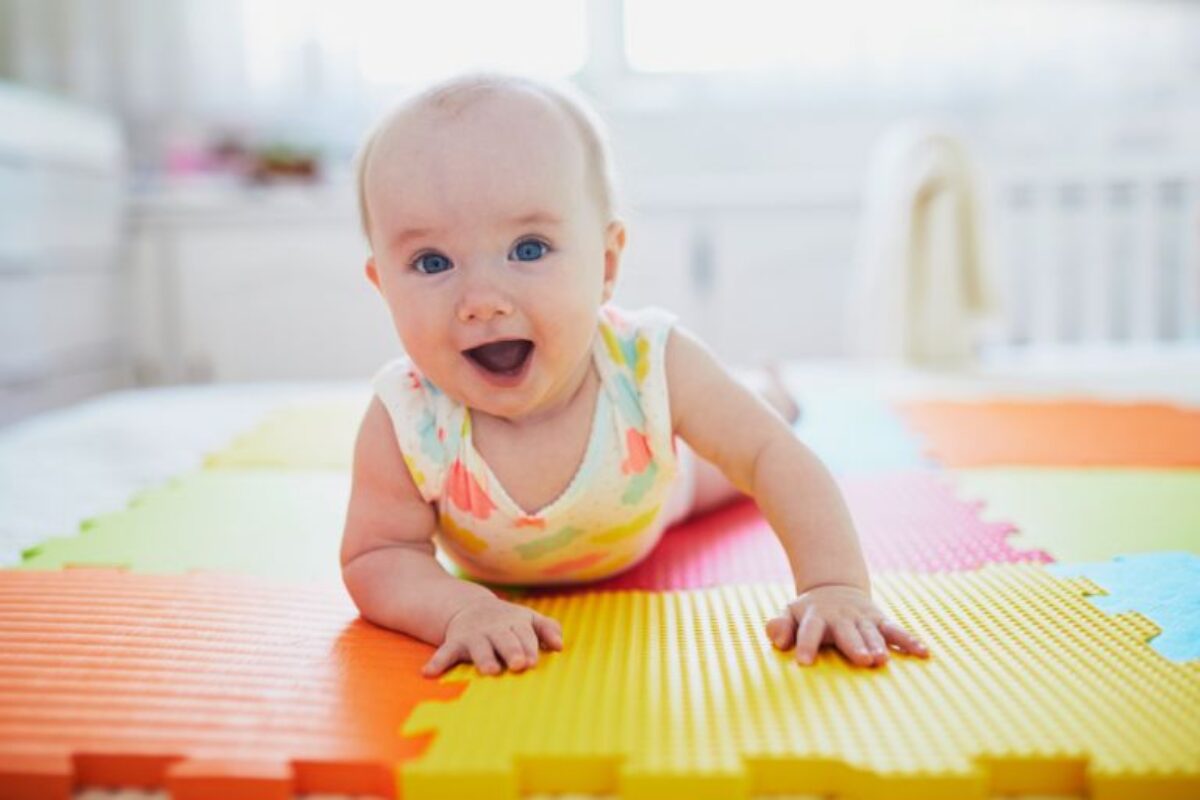 Tummy time: Γιατί το μωρό πρέπει να περνάει χρόνο μπρούμυτα