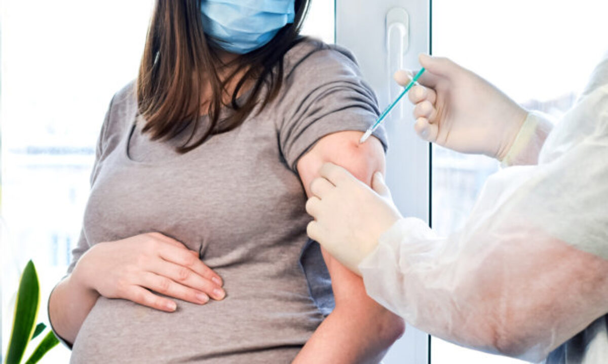 Κορωνοϊός: Πρέπει οι έγκυοι να εμβολιάζονται; Νέες συστάσεις από το CDC