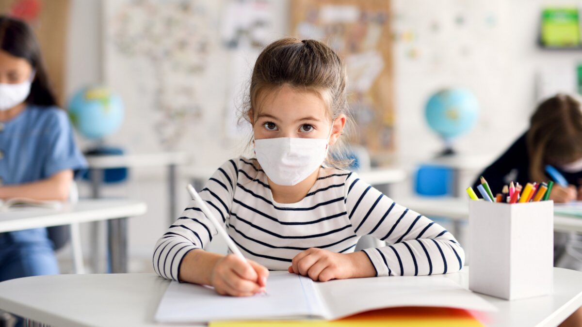 Πώς θα προστατευτούν τα παιδιά από την Covid-19 – Οι μάσκες στα σχολεία και τα εμβόλια