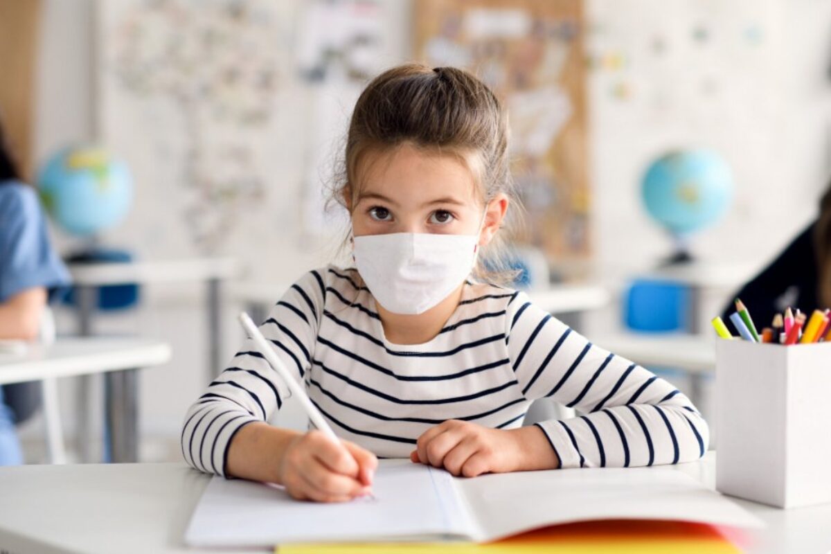 Πώς θα προστατευτούν τα παιδιά από την Covid-19 – Οι μάσκες στα σχολεία και τα εμβόλια