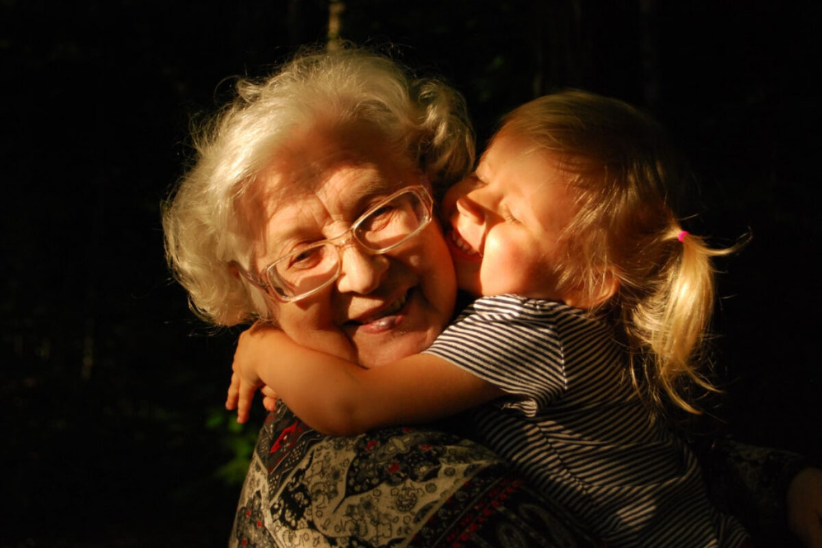 Μελέτη – Γιατί οι γιαγιάδες νιώθουν μεγαλύτερη χαρά όταν βλέπουν τα εγγόνια τους, παρά τα… παιδιά τους