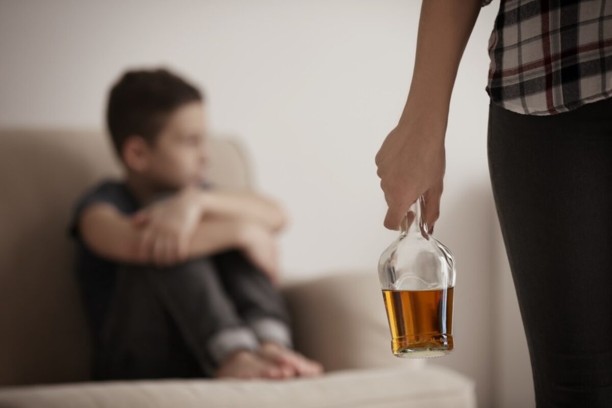 Πώς βλέπουν τα παιδιά τον αλκοολικό γονιό-Τέρας! (VIDEO)